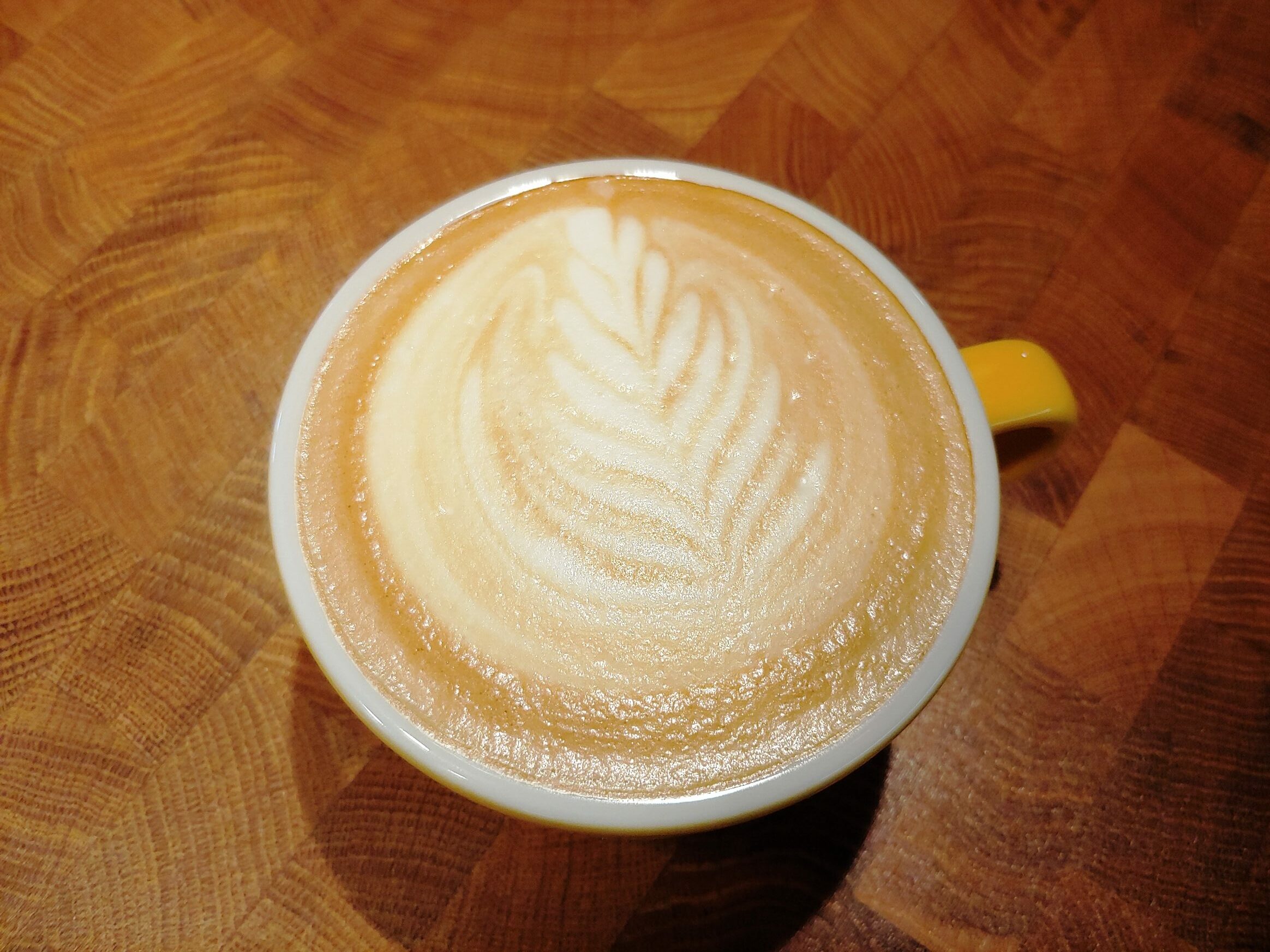 Mehr über den Artikel erfahren Flat White – der starke Cappuccino